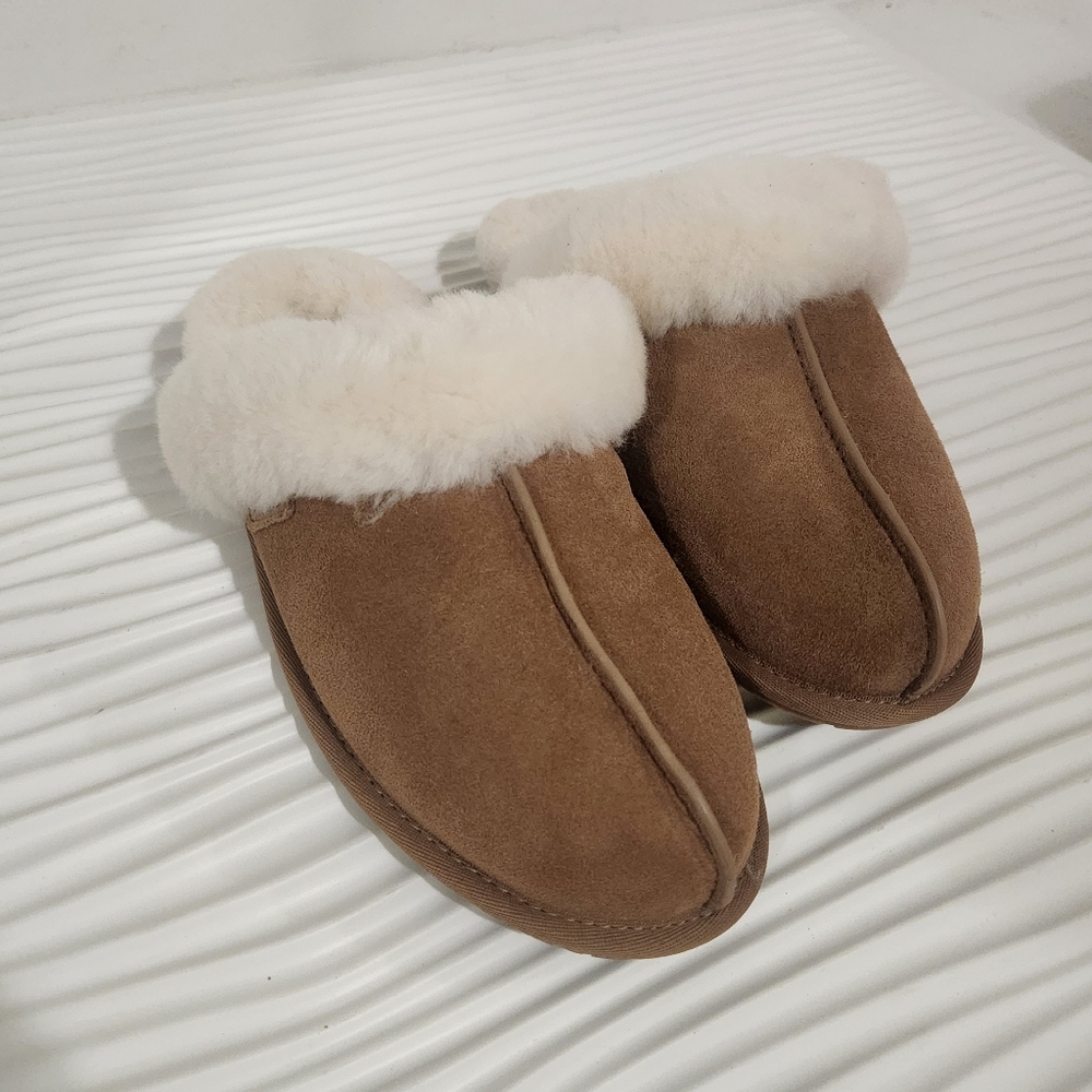 UGG  WOMEN SANDALS size 7 women H40N5